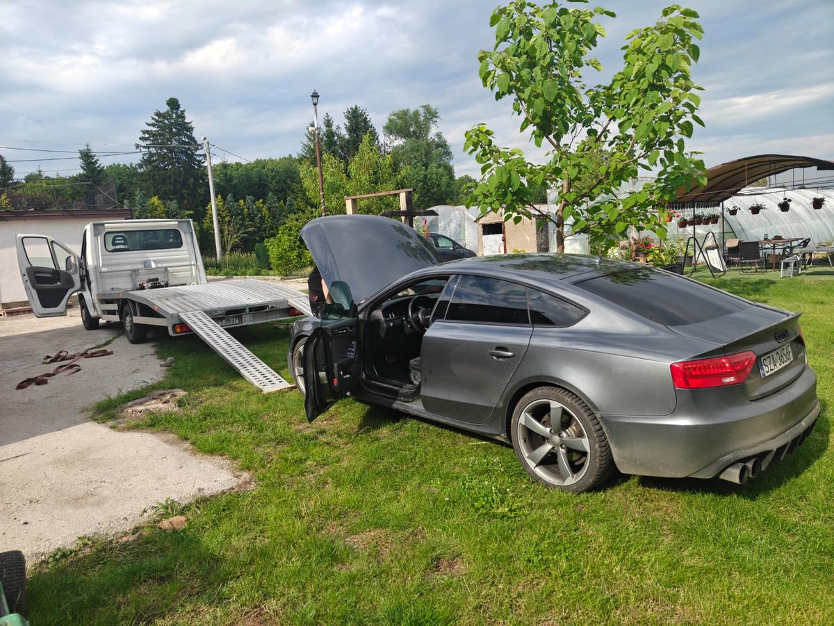 Załadunek samochodu na autolawetę