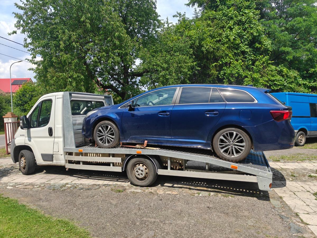 Laweta MR Auto podczas transportu samochodu - Świdnica i okolice