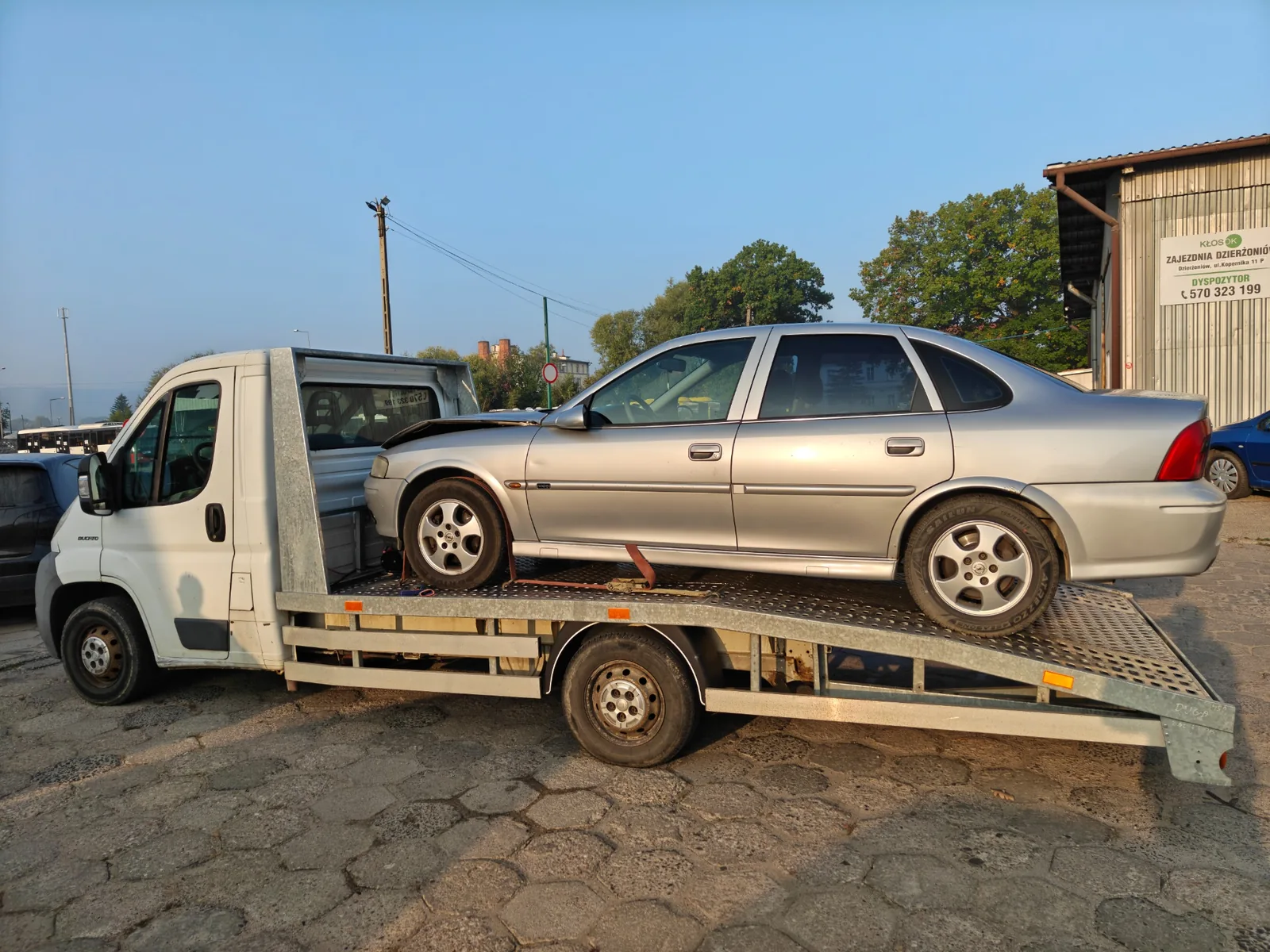 Transport samochodu autolawetą w Dzierżoniowie