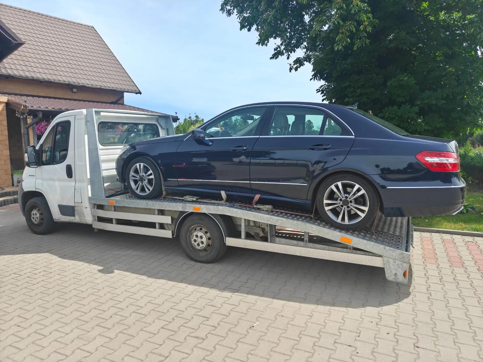 Bezpieczny transport Mercedesa na autolawecie